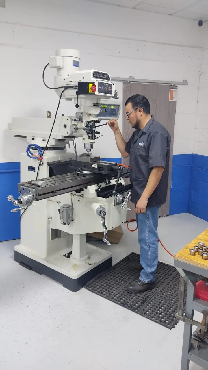 Técnico operando fresadora en Maquinados ROME