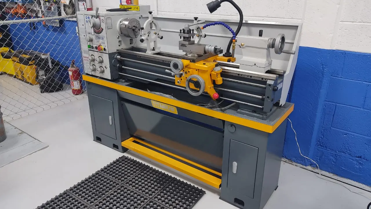 Torno paralelo en el taller de Maquinados ROME